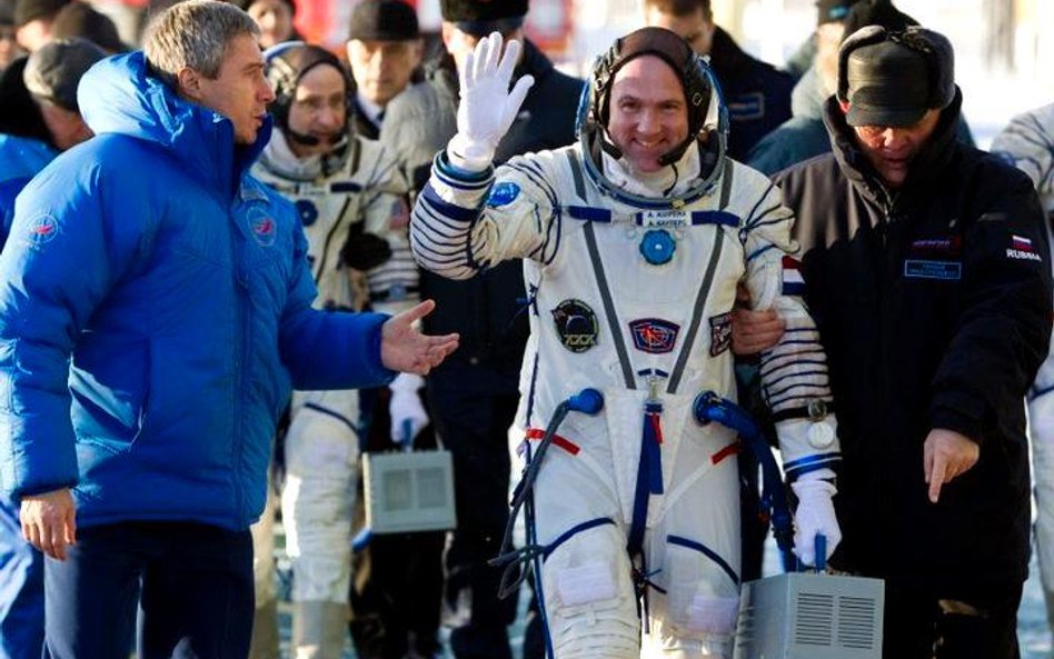 Z powodu mniejszego obciążenia u astronautów dochodzi do zaniku mięśni. Po kilku tygodniach ich masa