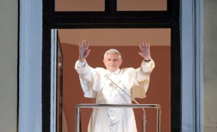 Ojciec Święty Benedykt XVI podczas pielgrzymki do Polski. Tu w oknie papieskim w Krakowie