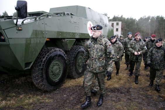 Dowódca Wojsk Lądowych generał dywizji Waldemar Skrzypczak przechodzi obok zaprezentowanego po raz p