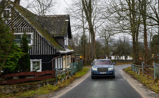 Rolls-Royce Ghost Black Badge w karkonoskiej wsi.