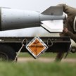 Personel naziemny sił powietrznych USA przygotowuje amunicję do bezpośredniego ataku (JDAM) dla bomb