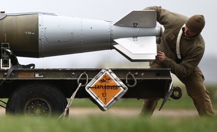 Personel naziemny sił powietrznych USA przygotowuje amunicję do bezpośredniego ataku (JDAM) dla bomb
