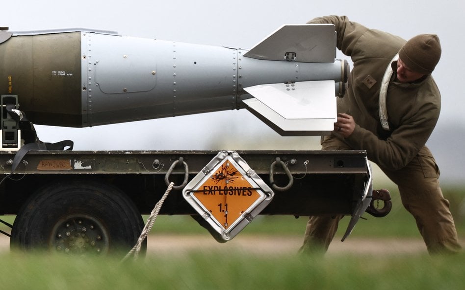 Personel naziemny sił powietrznych USA przygotowuje amunicję do bezpośredniego ataku (JDAM) dla bomb