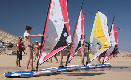 Jednym z atutów wyspy są wiatry i plaże zachęcające do nauki i uprawiania windsurfingu