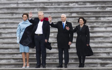 Melania Trump, prezydent USA Donald Trump, wiceprezydent Mike Pence oraz jego żona Karen Pence na za