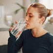To nie woda nawadnia najlepiej, a 8 szklanek dziennie to mit. Badacze obalili popularną tezę