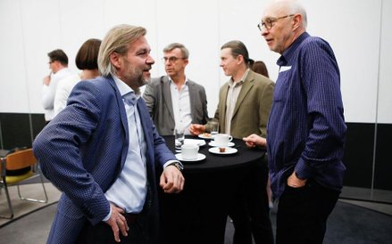 Janusz Śmigielski, wiceprezes Grecosa (z lewej), w rozmowie z Krzysztofem Markockim, agentem turysty