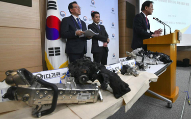 Spalone części BMW prezentowane na konferencji prasowej podsumowującej śledztwo w sprawie pożarów si