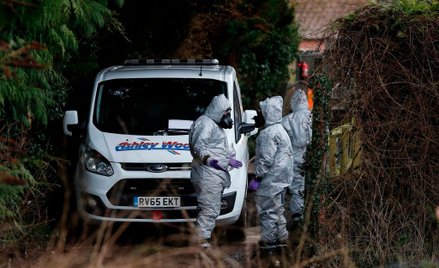 Chemicy armii brytyjskiej w pobliżu miejsca, gdzie został otruty Siergiej Skripal