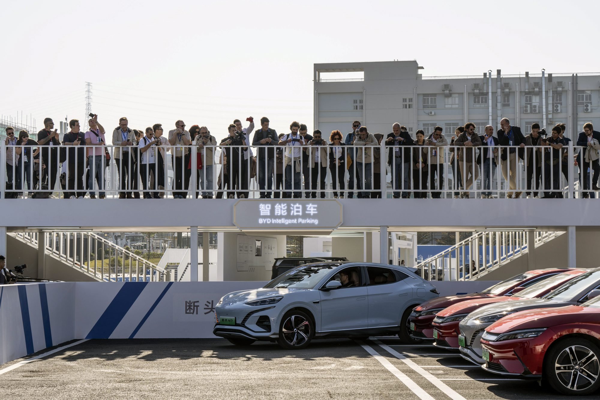 Ekspert: Tesla to nudne auto przeszłości. Samochody elektryczne z Chin to przyszłość