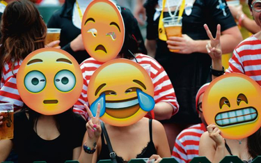 Kibice w maskach-emotikonach śledzą mecz rugby na rozgrywkach w Hong Kongu. Jakie maski nosiliby pol