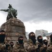 Modlitwa w kominiarkach? Żołnierze batalionu „Azow” przed wyruszeniem na front. Z pomnika wymachuje 