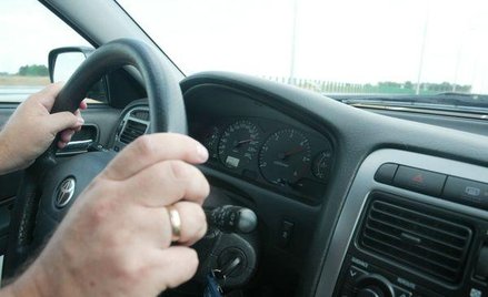 Szofer zbyt długo siedzi za kółkiem