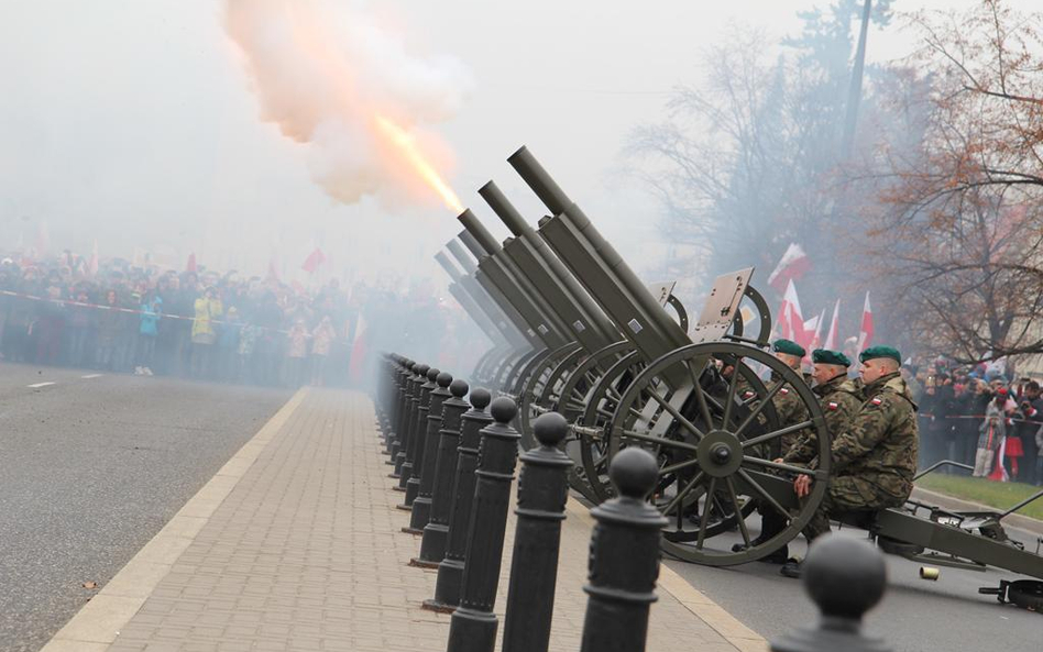 Salut z armat 2A28SP-84. Fot./MON/St. szer. Michał Wójcik, Pułk Reprezentacyjny WP.