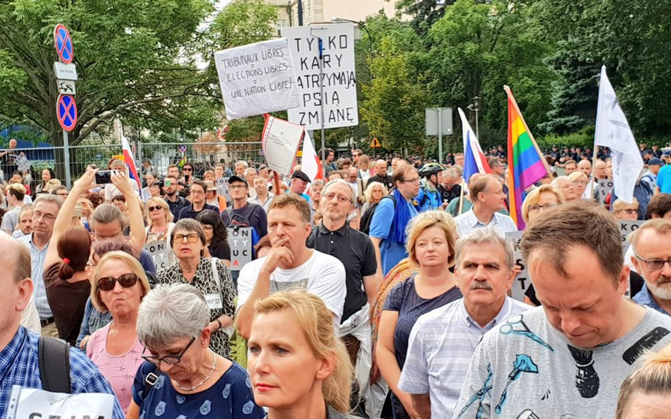 Protesty przeciw zmianom w SN. Zatrzymania i przepychanki