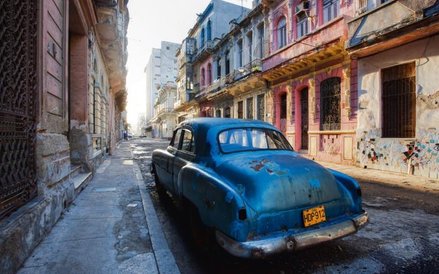 Stara Hawana: rdza i klepane błotniki mogą być malownicze, odpadające tynki już mniej.