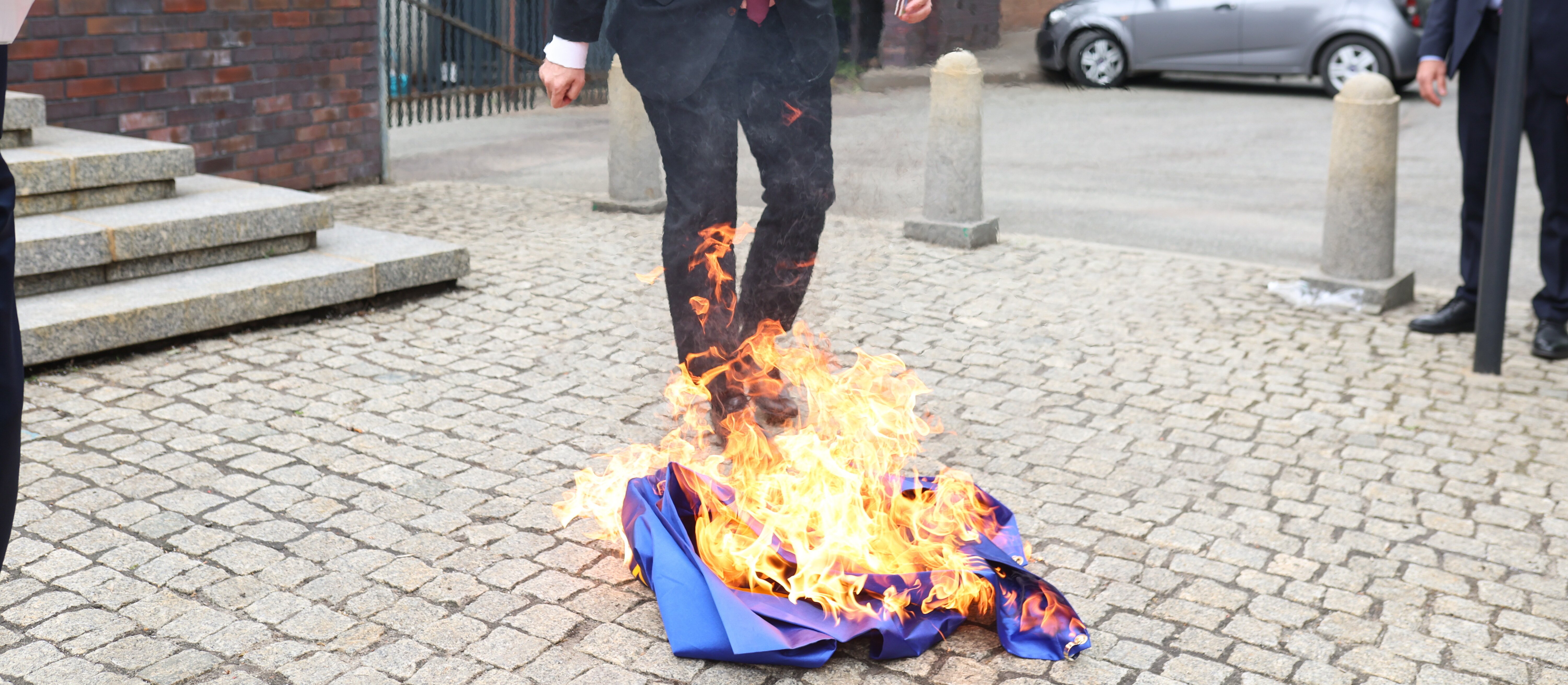 Koniec z bezkarnym deptaniem unijnej flagi? Posłowie KO chcą nowej ustawy