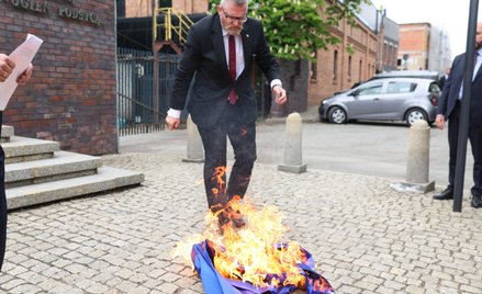 W maju 2025 r. Grzegorz Braun podczas "interwencji poselskiej" w Ministerstwie Przemysłu w Katowicac