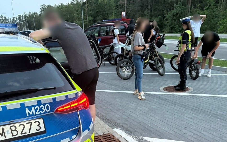 Białystok. 14-latek uciekał przed policjantami motorowerem elektrycznym niedopuszczonym do ruchu. Je