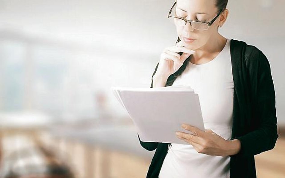 Umowa z zastępcą powinna zawierać informacje o powodach jej zawarcia.