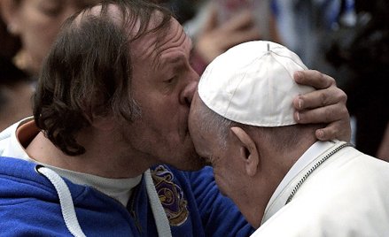 Papież czule pocałowany w czoło przez wiernego