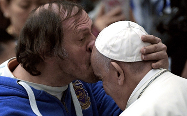 Papież czule pocałowany w czoło przez wiernego