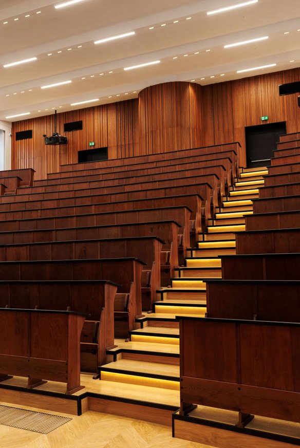 Największym symbolem szacunku do przeszłości jest decyzja o uratowaniu oryginalnych ław studenckich