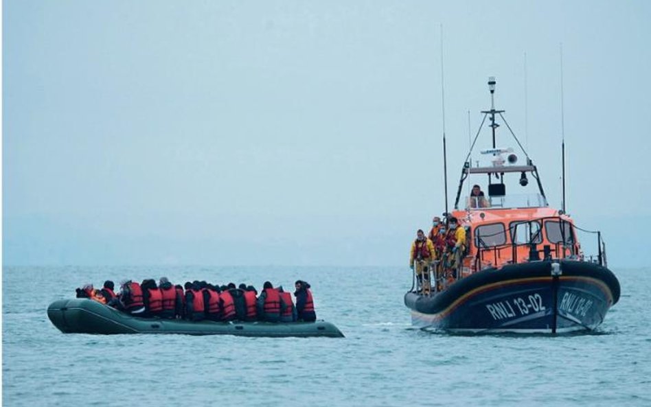 Ci imigranci mieli szczęście, do Anglii pomogła im dotrzeć brytyjska organizacja pozarządowa RNLI