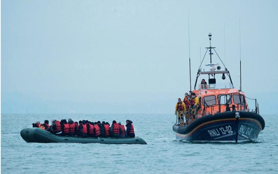 Ci imigranci mieli szczęście, do Anglii pomogła im dotrzeć brytyjska organizacja pozarządowa RNLI