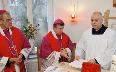 Ks. Andrzej Dymer (z prawej) od 2010 r. był dyrektorem Instytutu Medycznego im. Jana Pawła II w Szcz