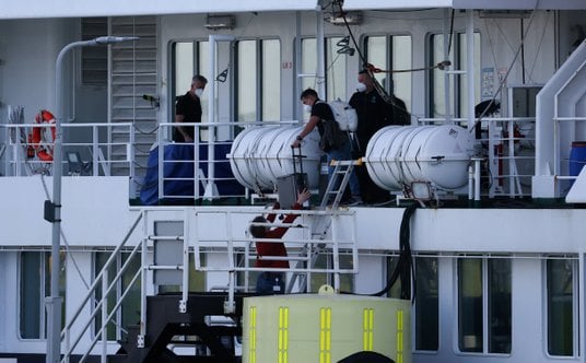 Rotterdam, Holandia, 18 maja 2026 r. Członkowie załogi MV Hondius schodzą na ląd