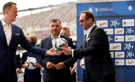 Prezes Totalizatora Sportowego Olgierd Cieślik, prezes PKO BP Zbigniew Jagiełło i prezes Ekstraklasy