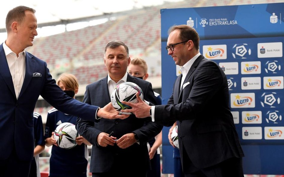 Prezes Totalizatora Sportowego Olgierd Cieślik, prezes PKO BP Zbigniew Jagiełło i prezes Ekstraklasy