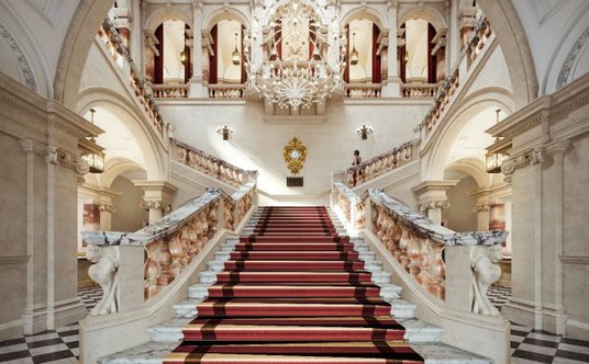 Wnętrze zabytkowego budynku Old War Office, w którym powstanie hotel Raffles London at the OWO