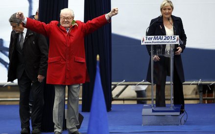 1 maja, Paryż. Założyciel Frontu Narodowego Jean-Marie Le Pen i jego córka Marine Le Pen podczas cor
