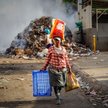 Kobieta na pustej ulicy po strajku generalnym w Port-au-Prince