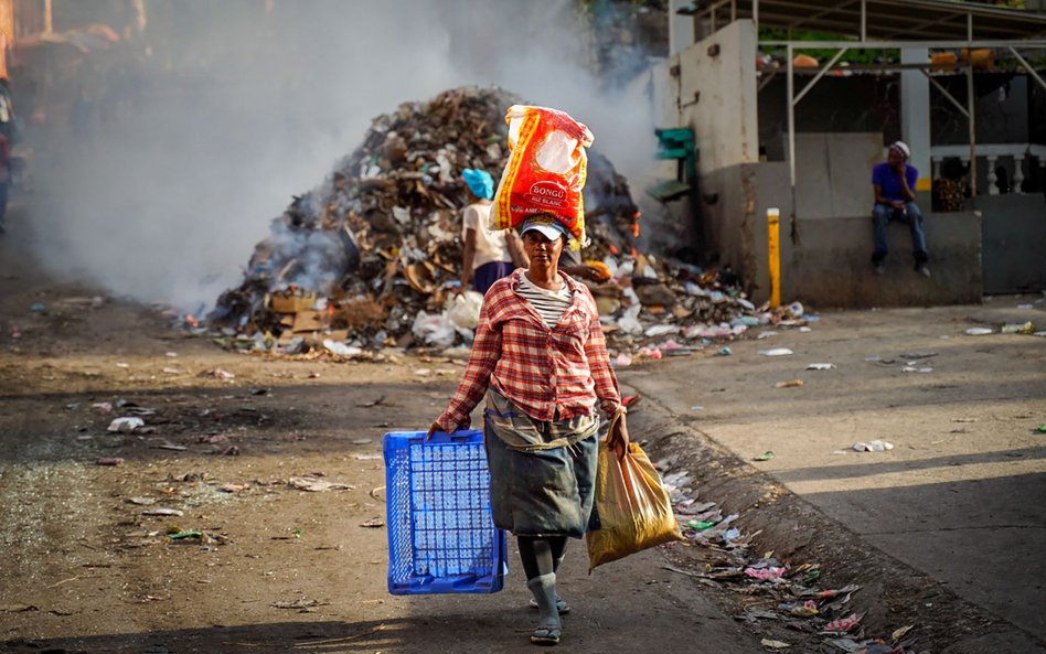 Kobieta na pustej ulicy po strajku generalnym w Port-au-Prince