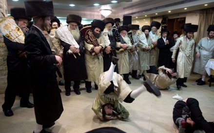 Mężczyźni tańczący ortodoksyjny żydowski taniec podczas święta, które oznacza koniec starego i począ