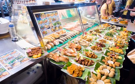 &#x2265;Lokalny kuchmistrz KF Seetoh twierdzi, &#x17c;e dobra singapurska knajpa musi nie tyle pachn