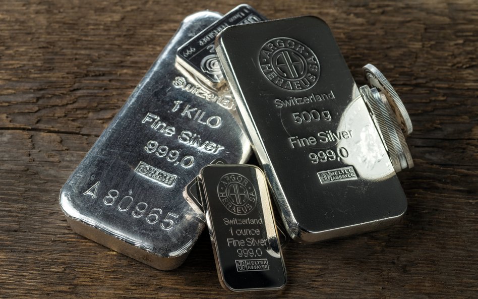 Ceny srebra spadają po rekordzie z powodu obaw o przegrzanie