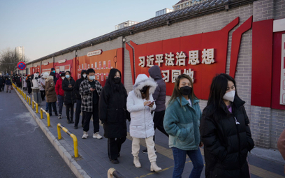 Kolejka do punktu testów na obecność koronawirusa w Pekinie