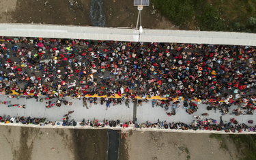 Migranci szturmowali granicę Meksyku. Armia użyła gazu