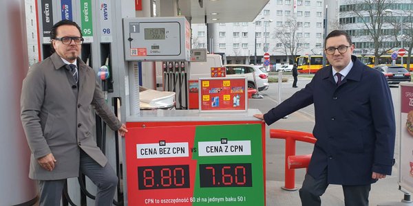 Kierowcy płacą mniej za benzynę i olej napędowy