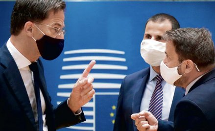 Mark Rutte (z lewej) na ostatnim unijnym szczycie