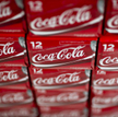 Coca Cola podnosi ceny napojów w puszkach. Winne są cła Trumpa