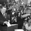 Lech Wałęsa przy urnie wyborczej – oddaje swój głos. Gdańsk, 4 czerwca 1989 r.