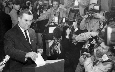 Lech Wałęsa przy urnie wyborczej – oddaje swój głos. Gdańsk, 4 czerwca 1989 r.