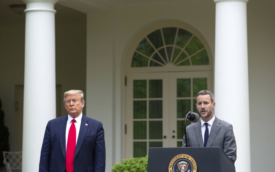 Donald Trump i Adam Boehler w kwietniu 2020 roku. Boehler był wówczas dyrektorem wykonawczym ameryka