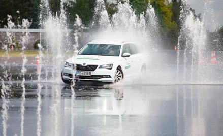 Podczas szkoleń kierowcy mogą sprawdzać zachowanie samochodu w ekstremalnych warunkach, m.in. na spe