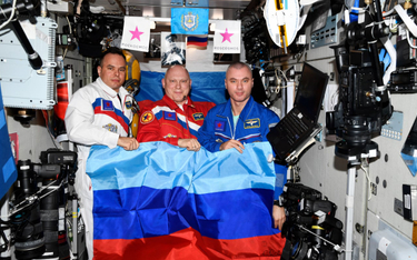 Rosyjscy kosmonauci z flagą samozwańczej Donieckiej Republiki Ludowej